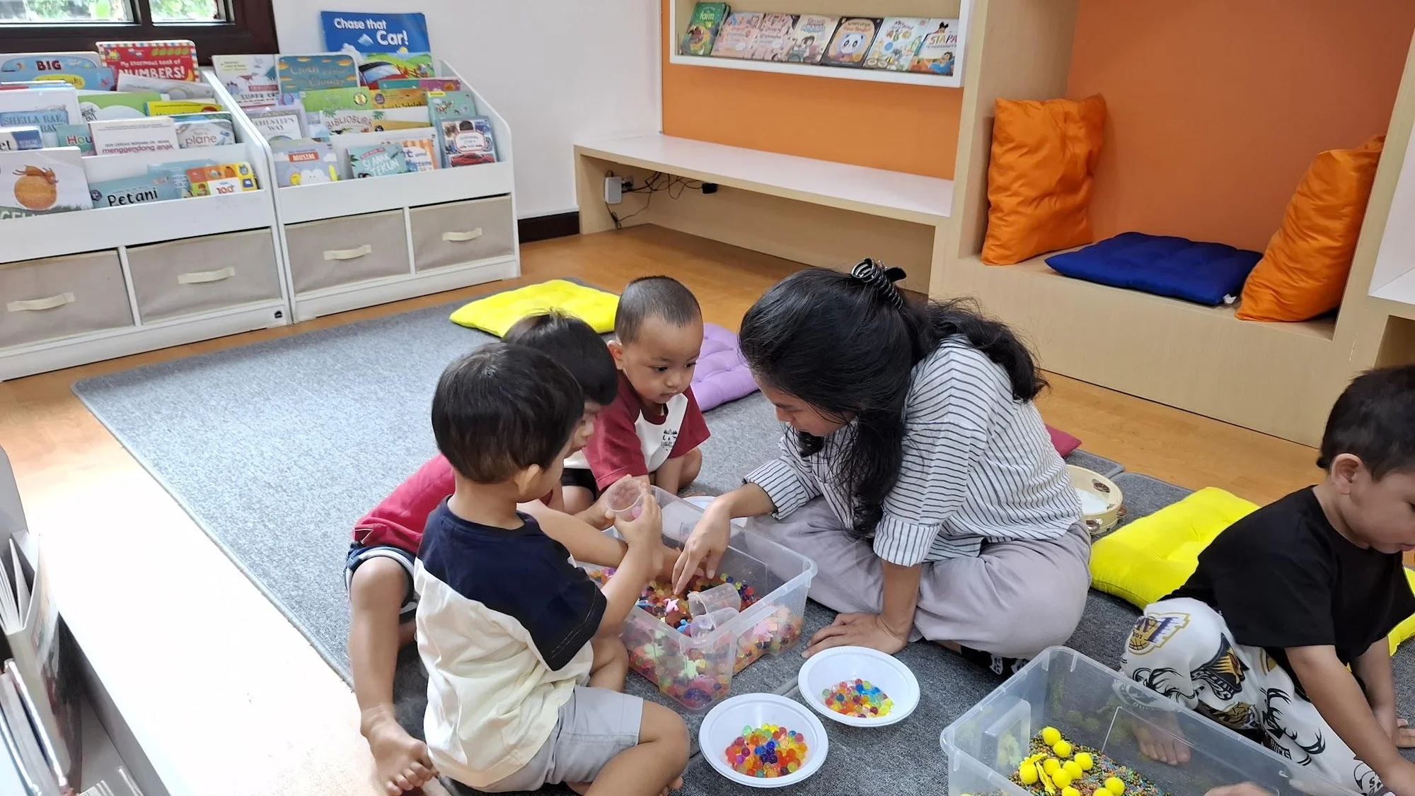 Keseruan Kelas Bayi Bermain (4 dari 6)