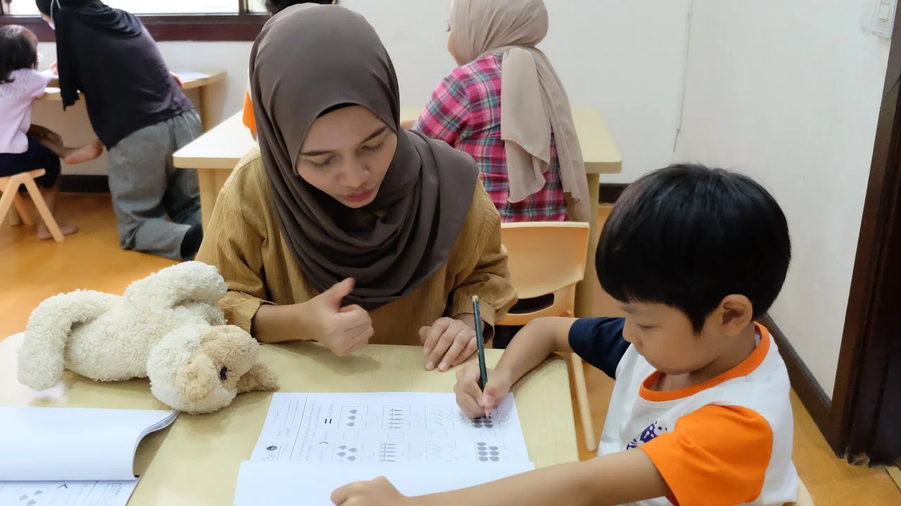 Murid Kelompok Bermain berkegiatan di kelas