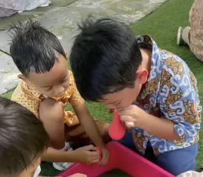 Murid KB/TK bermain pasir warna bersama