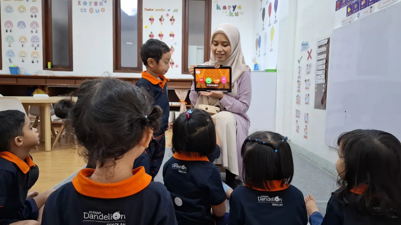 Murid Taman Kanak-kanak bermain bersama