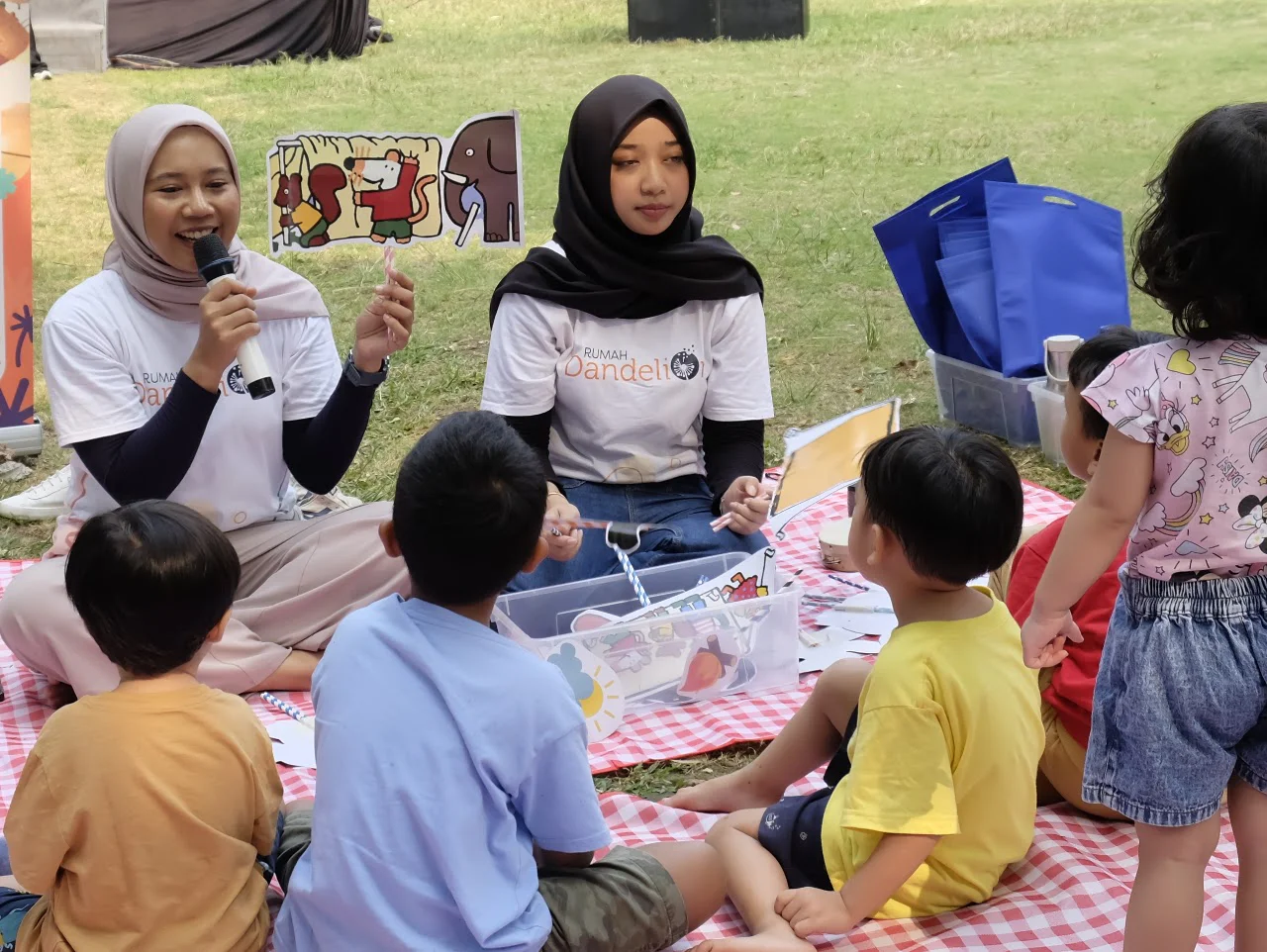 Kelas bermain bersama mitra di sebuah acara peluncuran