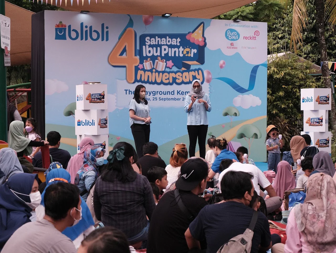 Anak-anak mengikuti kegiatan kerja sama di dalam ruangan
