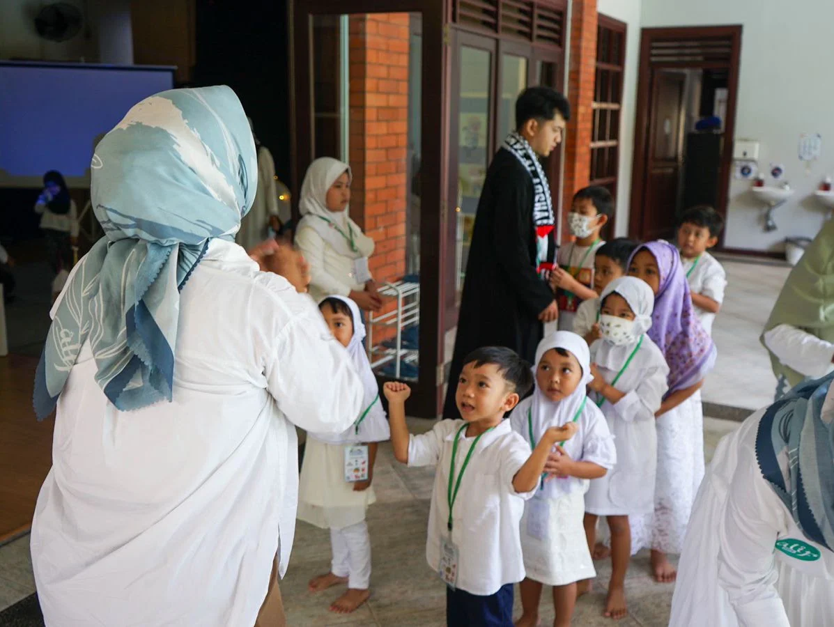 Anak-anak berkegiatan bersama pendamping di halaman