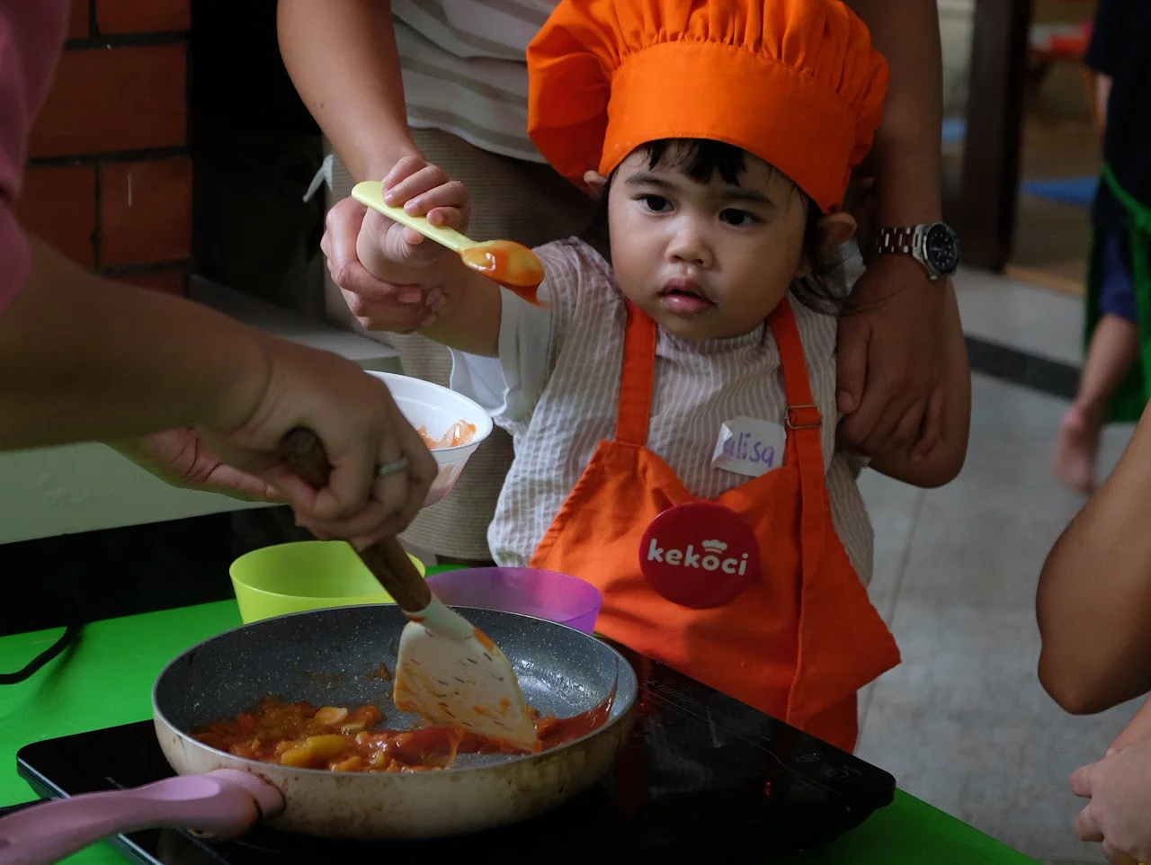 Anak memasak dalam kelas kerja sama