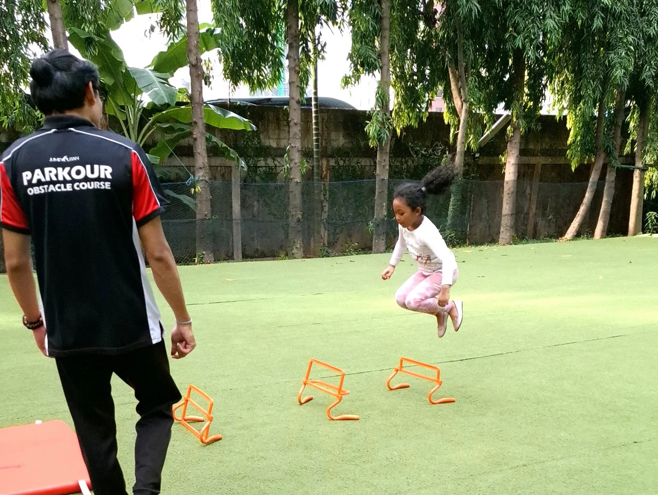 Anak bermain di lapangan rumput