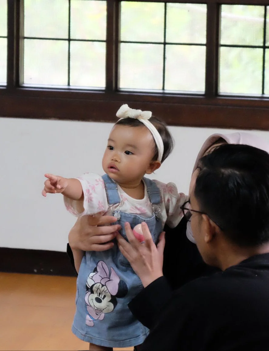 Bayi berbando dalam gendongan orang tua di Rumah Dandelion