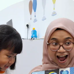 Pengajar membacakan buku bergambar bersama murid