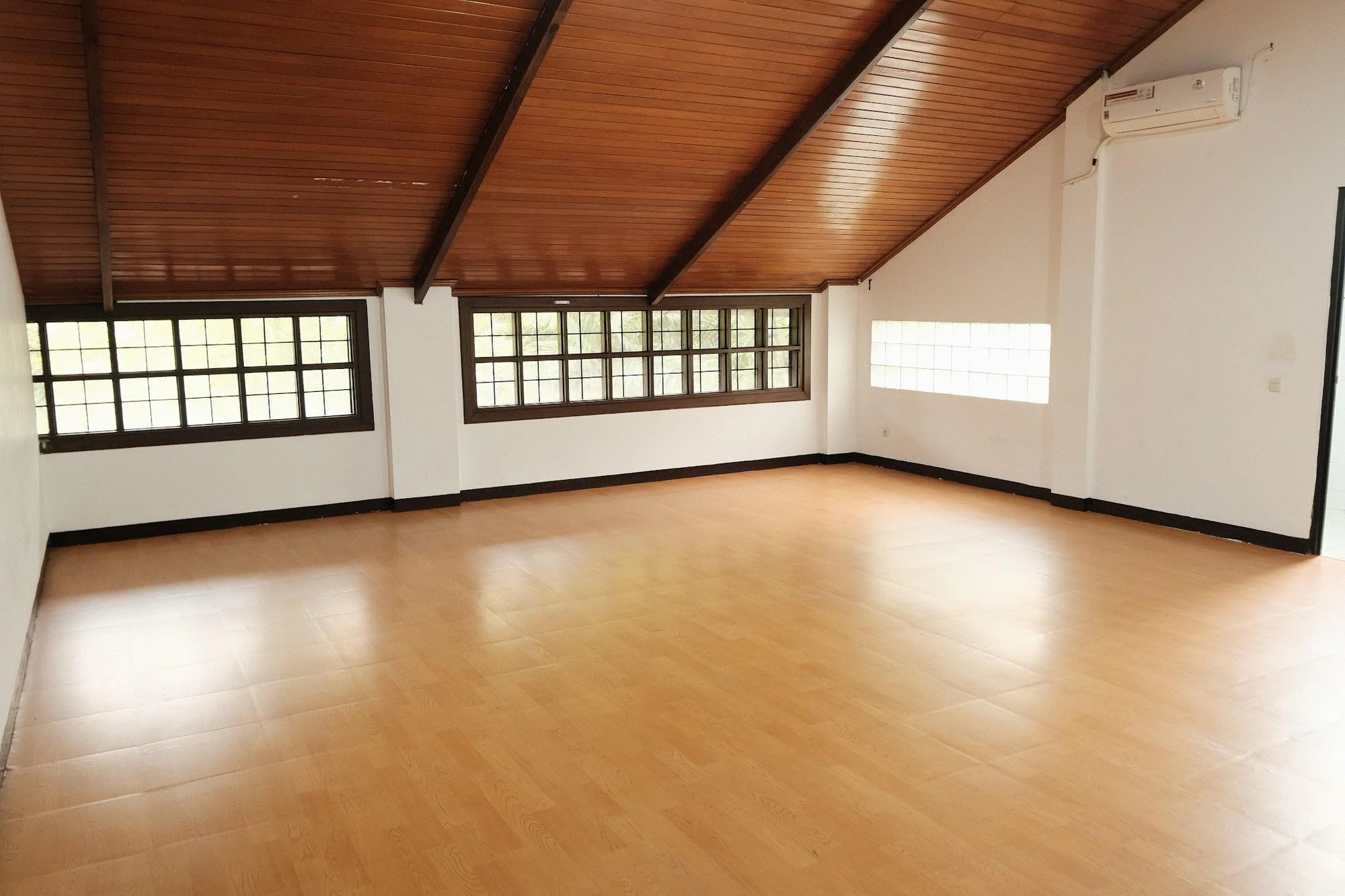 Ruang kelas Sekolah Rumah Dandelion (1 dari 4)